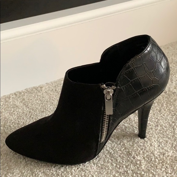 *LIKE NEW* ‘Madeline’ Bootie Shoe - Black Faux Suede - Picture 2 of 4